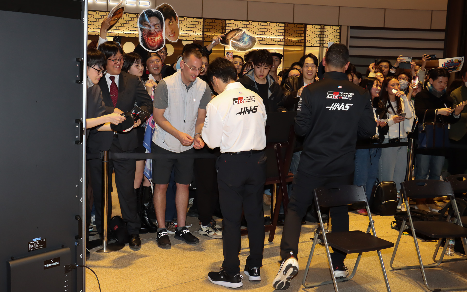 イベント終了後、集まったファンにハース F1チームの3人がサインを行なうシーンも