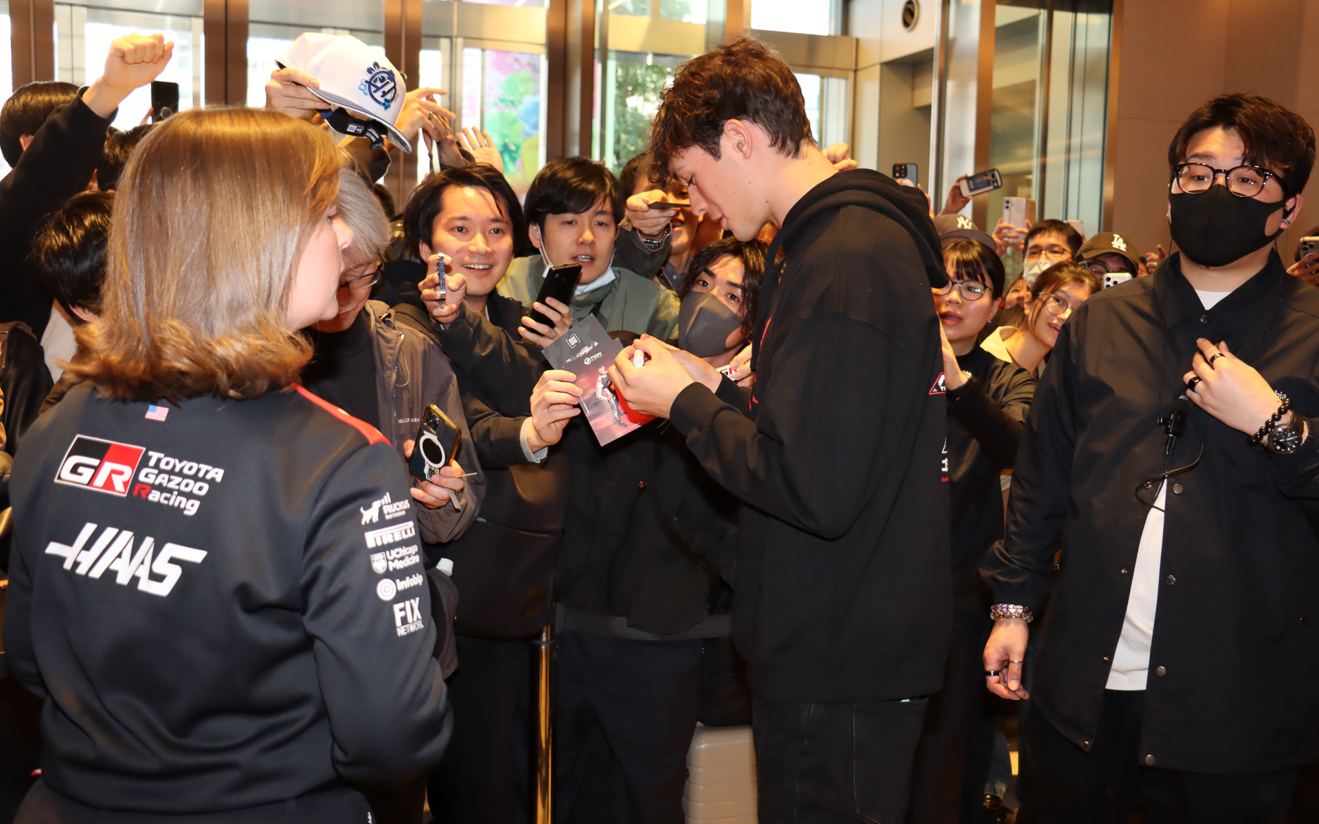 イベント終了後、集まったファンにハース F1チームの3人がサインを行なうシーンも