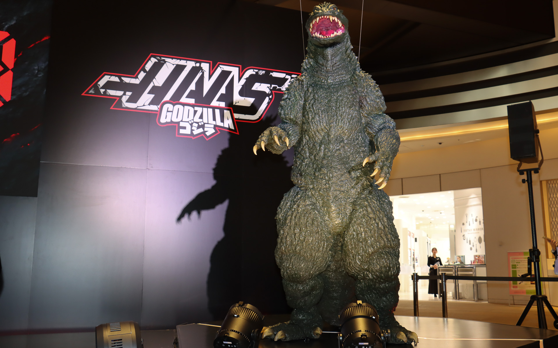 人間大のゴジラ像や特製ロゴなども会場に展示