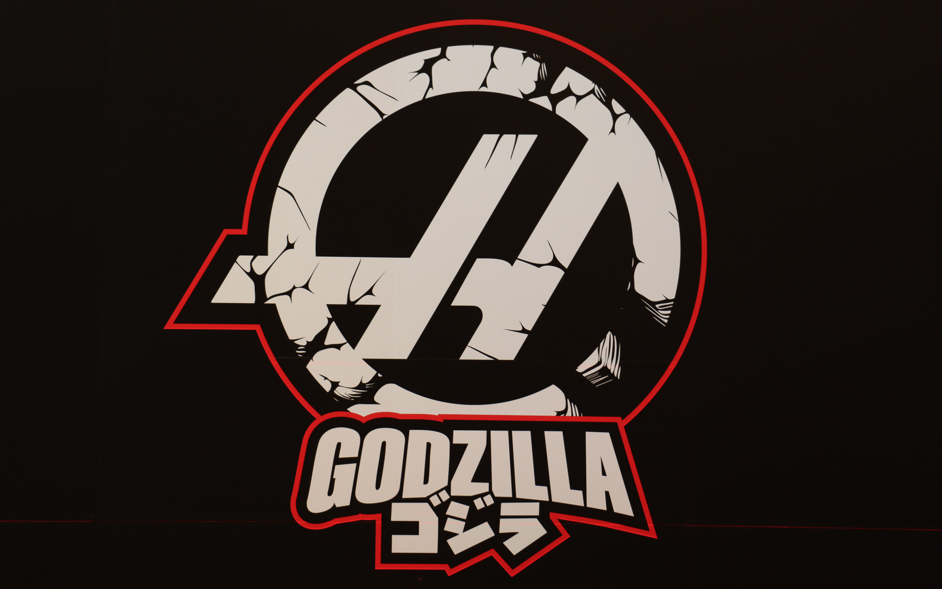 人間大のゴジラ像や特製ロゴなども会場に展示