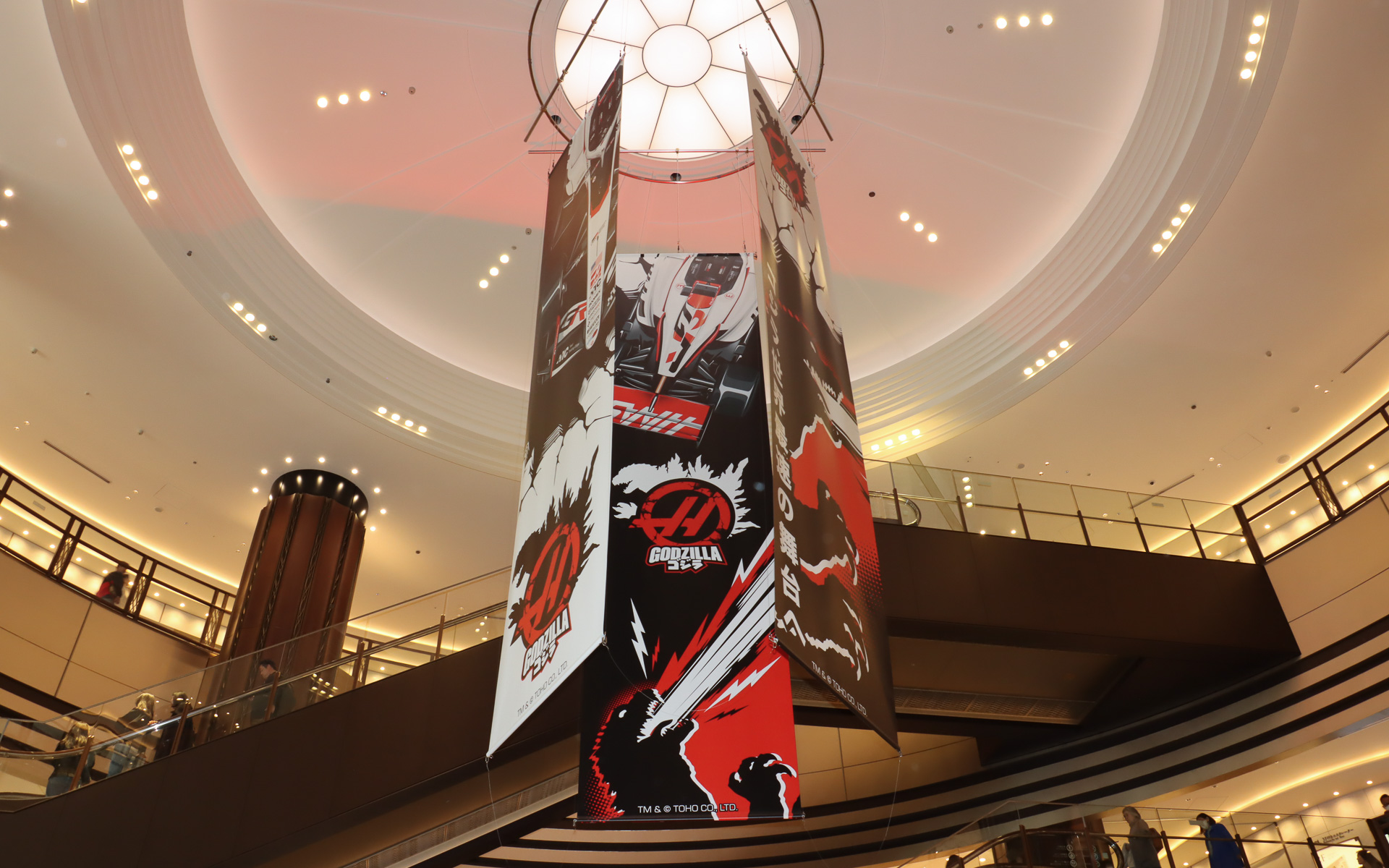 会場上の吹き抜け空間で特製の垂れ幕も展示された