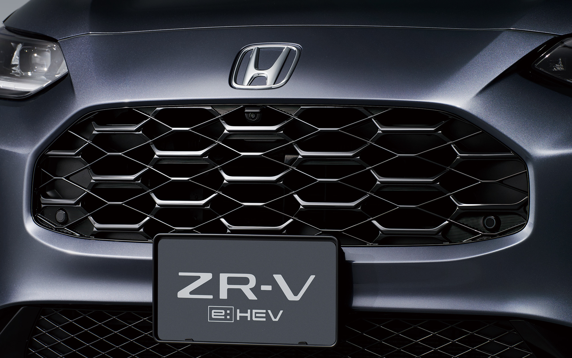 ハニカムパターン・フロントグリルを採用（ベルリナブラック塗装）