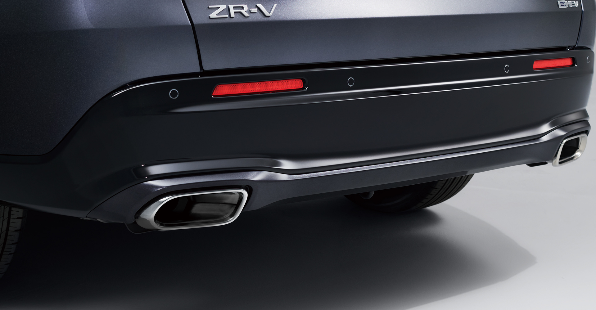 リアバンパーガーニッシュ（クリスタルブラック・パール塗装）＆リアバンパーロアーガーニッシュ（アバンギャルドグレー・メタリック塗装）