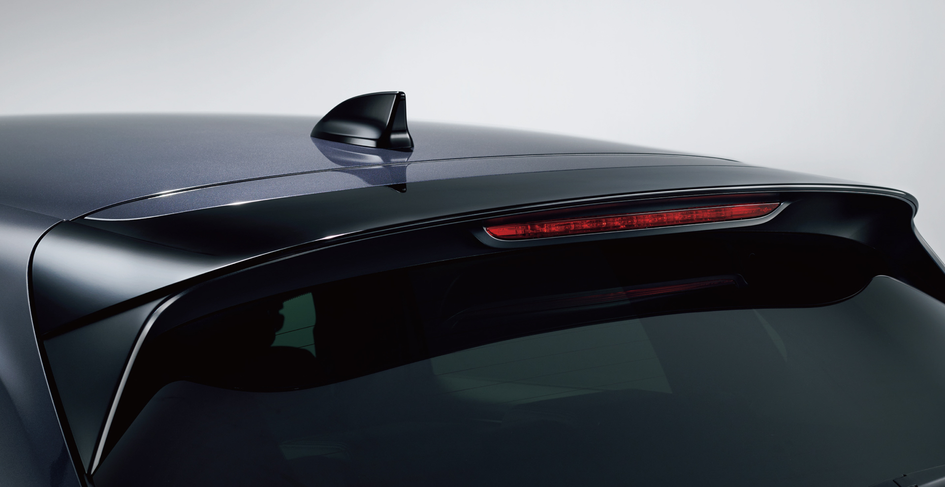 専用シャークフィンアンテナ＆テールゲートスポイラー（クリスタルブラック・パール塗装）