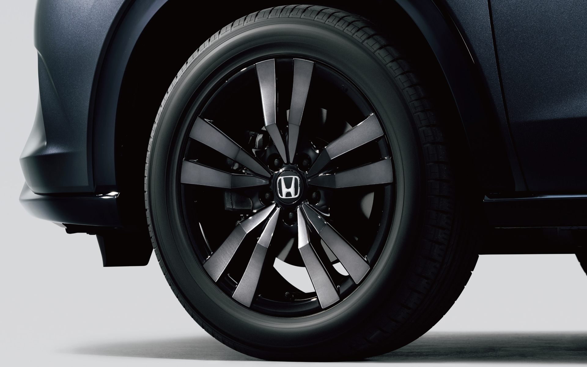 18インチアルミホイール（ベルリナブラック/ダーク切削クリア）