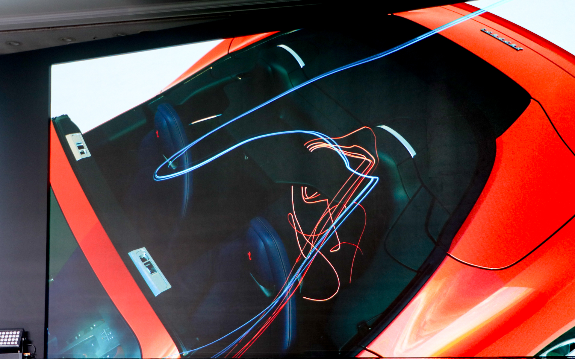 後部座席の背もたれにはウィンドディフレクターが装備され、後方から車内に流れ込む気流を偏向し、頭部付近の乱流や騒音を低減。170km/hまで開閉可能となっている