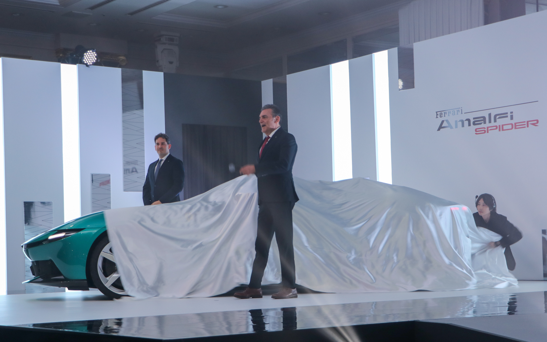 情熱的なオペラ歌唱の後にアンベールが実施された