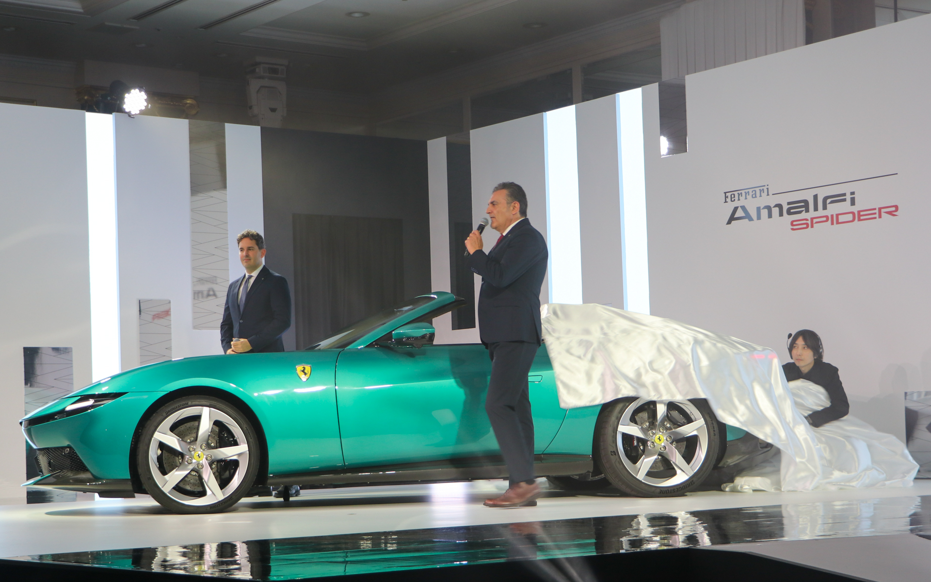 情熱的なオペラ歌唱の後にアンベールが実施された