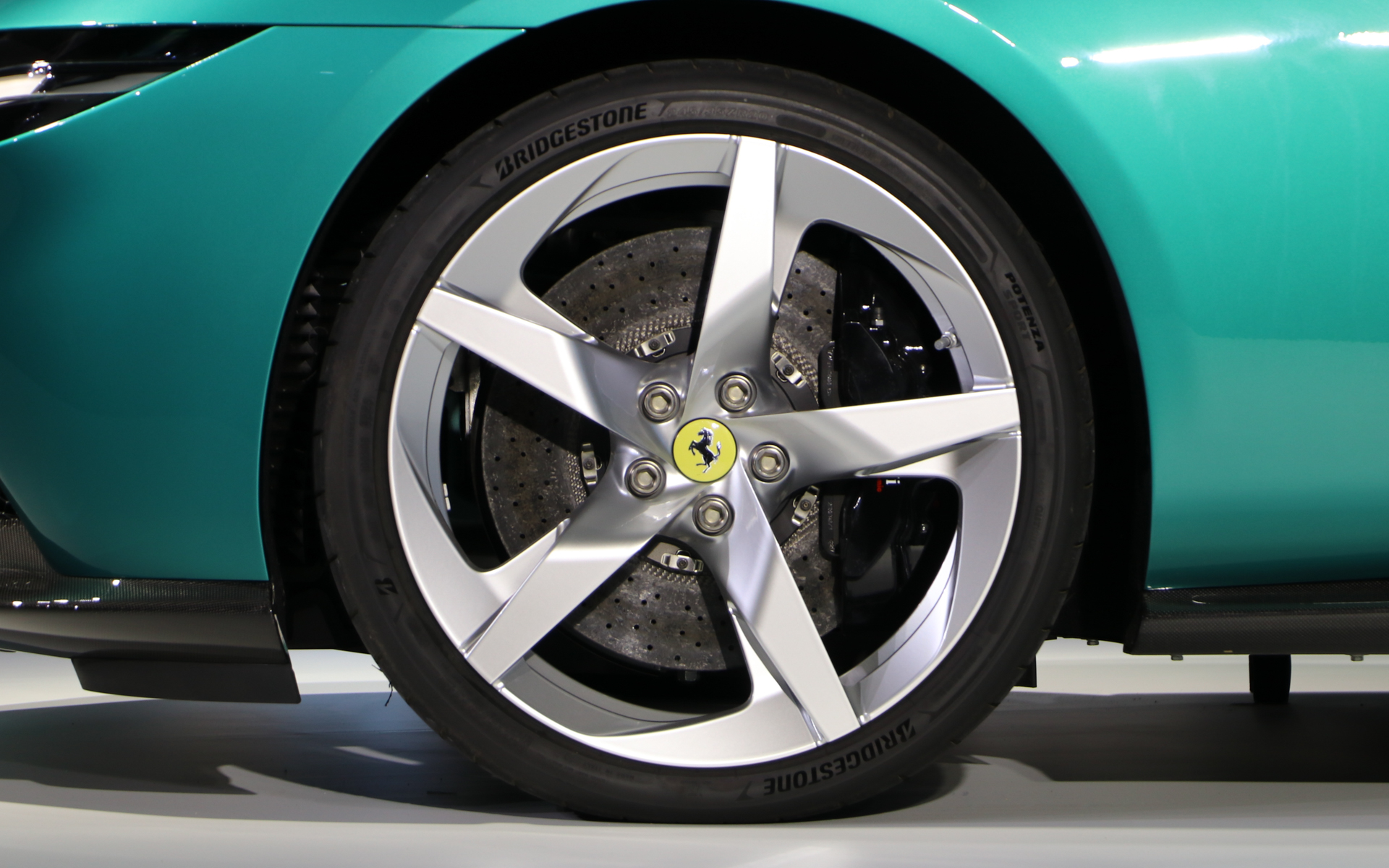 タイヤはブリヂストンの「ポテンザスポーツ」でサイズはフロントが245/35ZR20、リアが285/35ZR20。ブレーキローターはフロントが390φ、リアが360φ