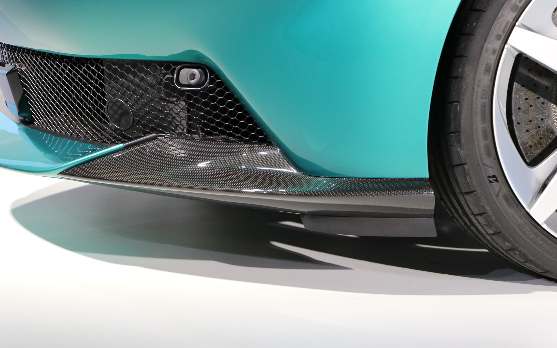 各所にカーボンファイバーを採用