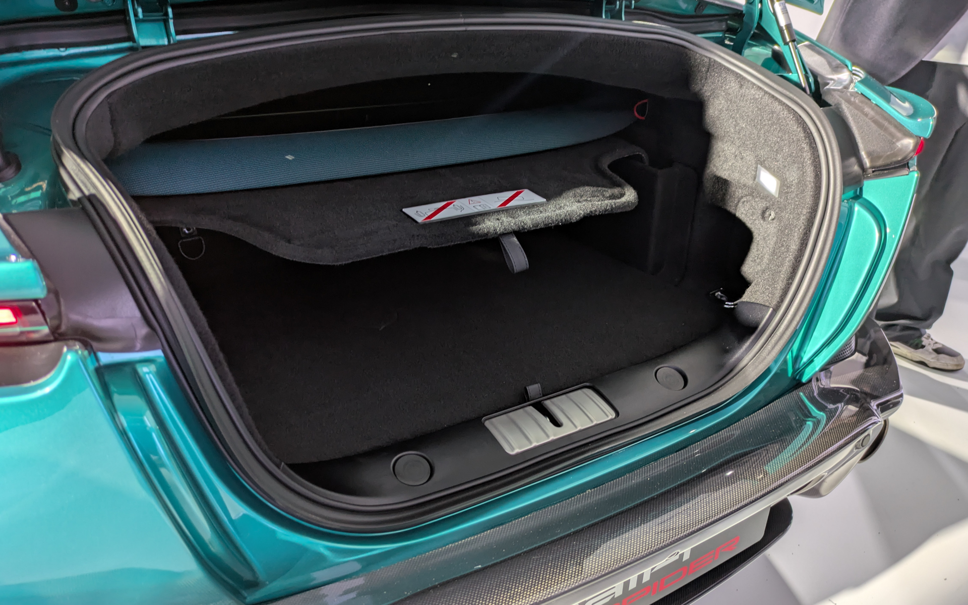 ルーフを閉めた状態で255L、開けた状態でも172Lとクラス最高水準のラゲッジ容量を確保している