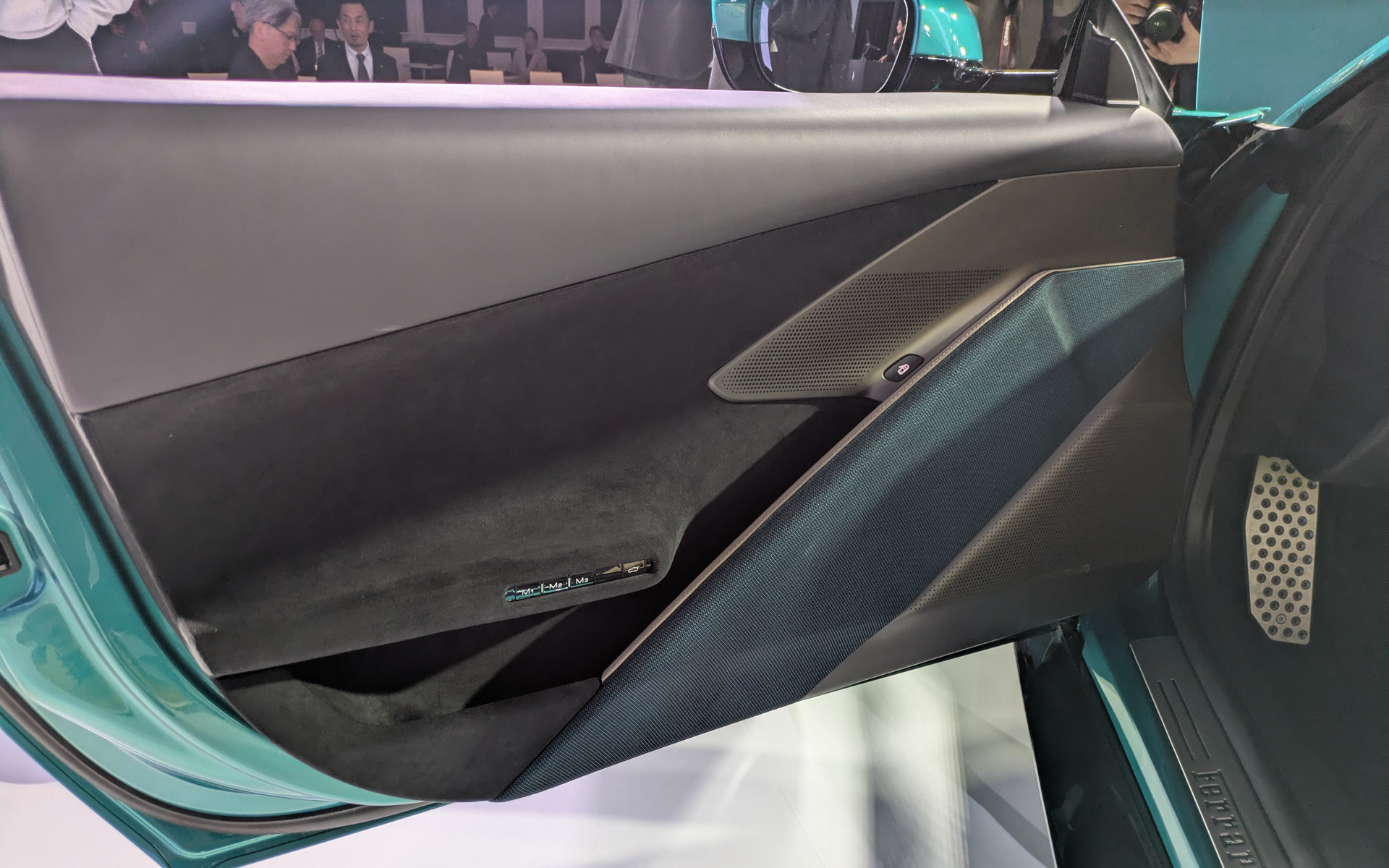 ドアの一部やシートバックなどにもソフトトップと同じファブリックを指定できる