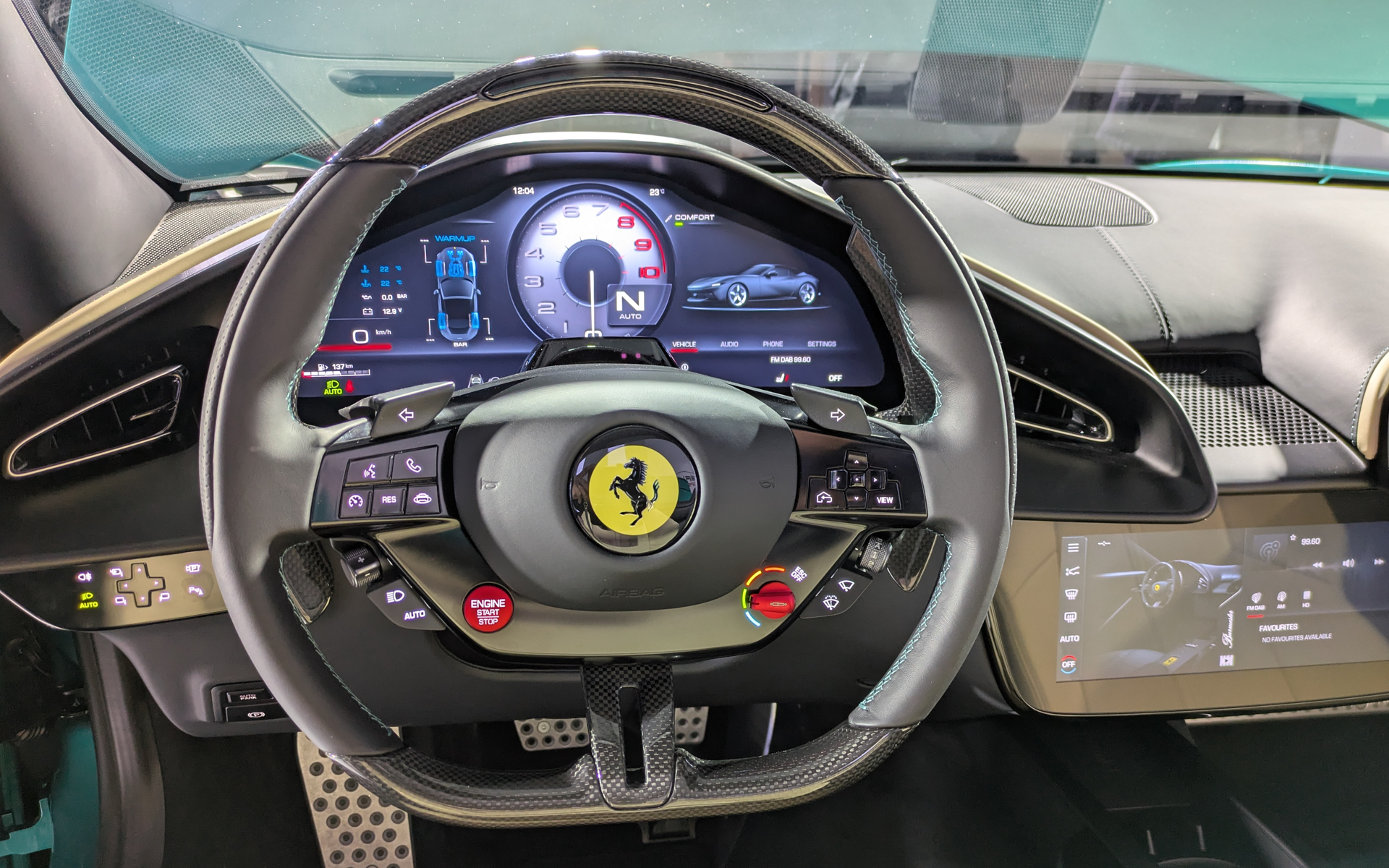 ステアリングスポークの左側にはADAS系の操作、右側には表示切替などのスイッチを配置。音量調節などは背面にロータリーダイヤルを備える