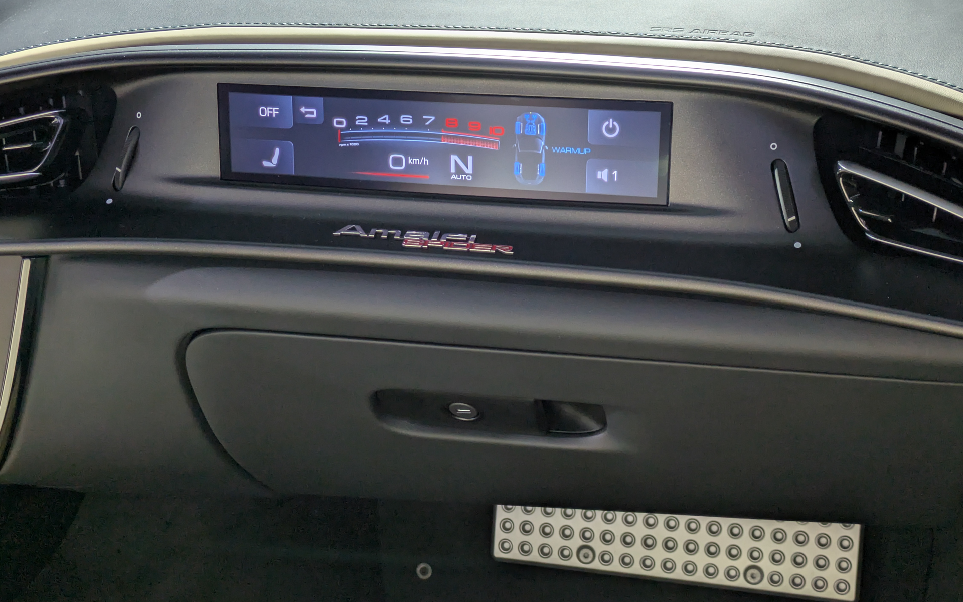 助手席前には8.8インチディスプレイを完備