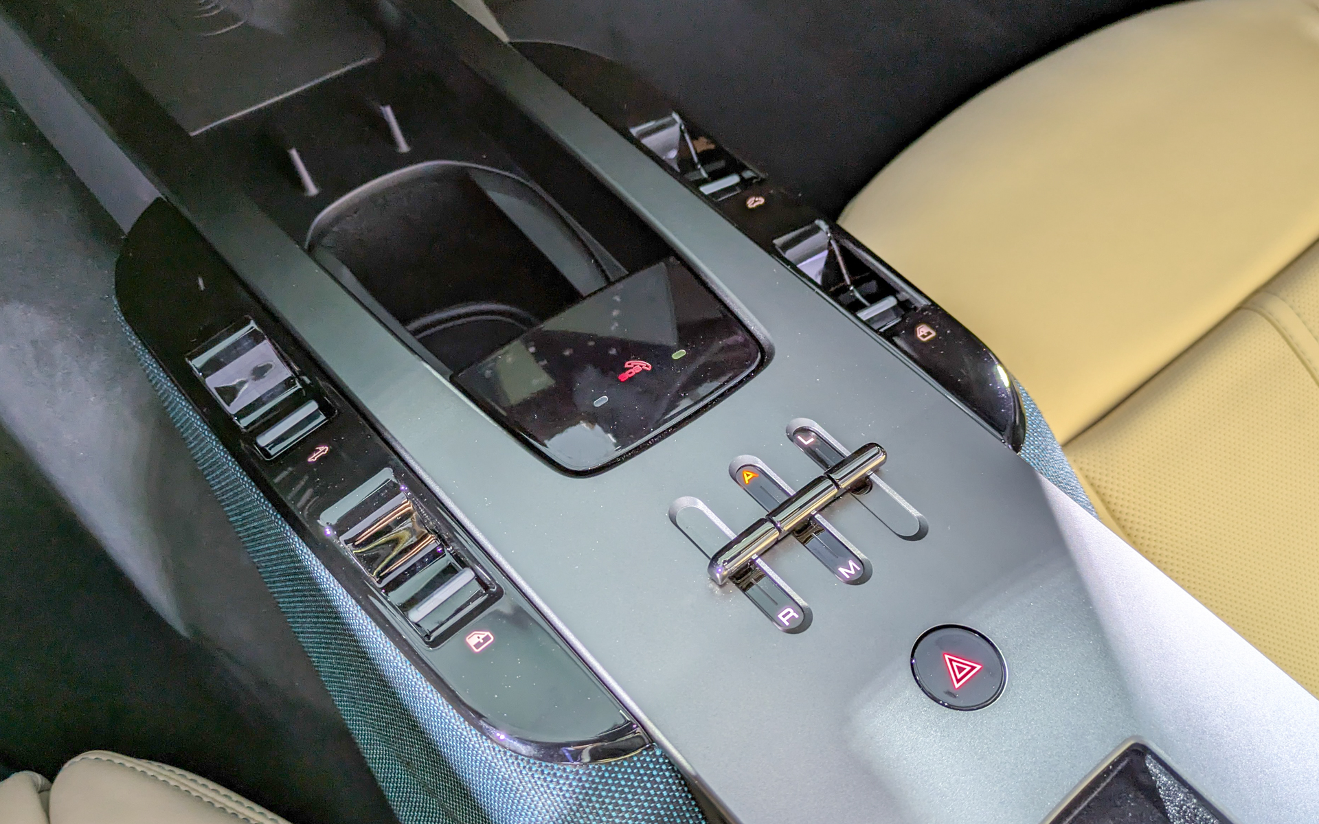 シフトはスイッチ操作