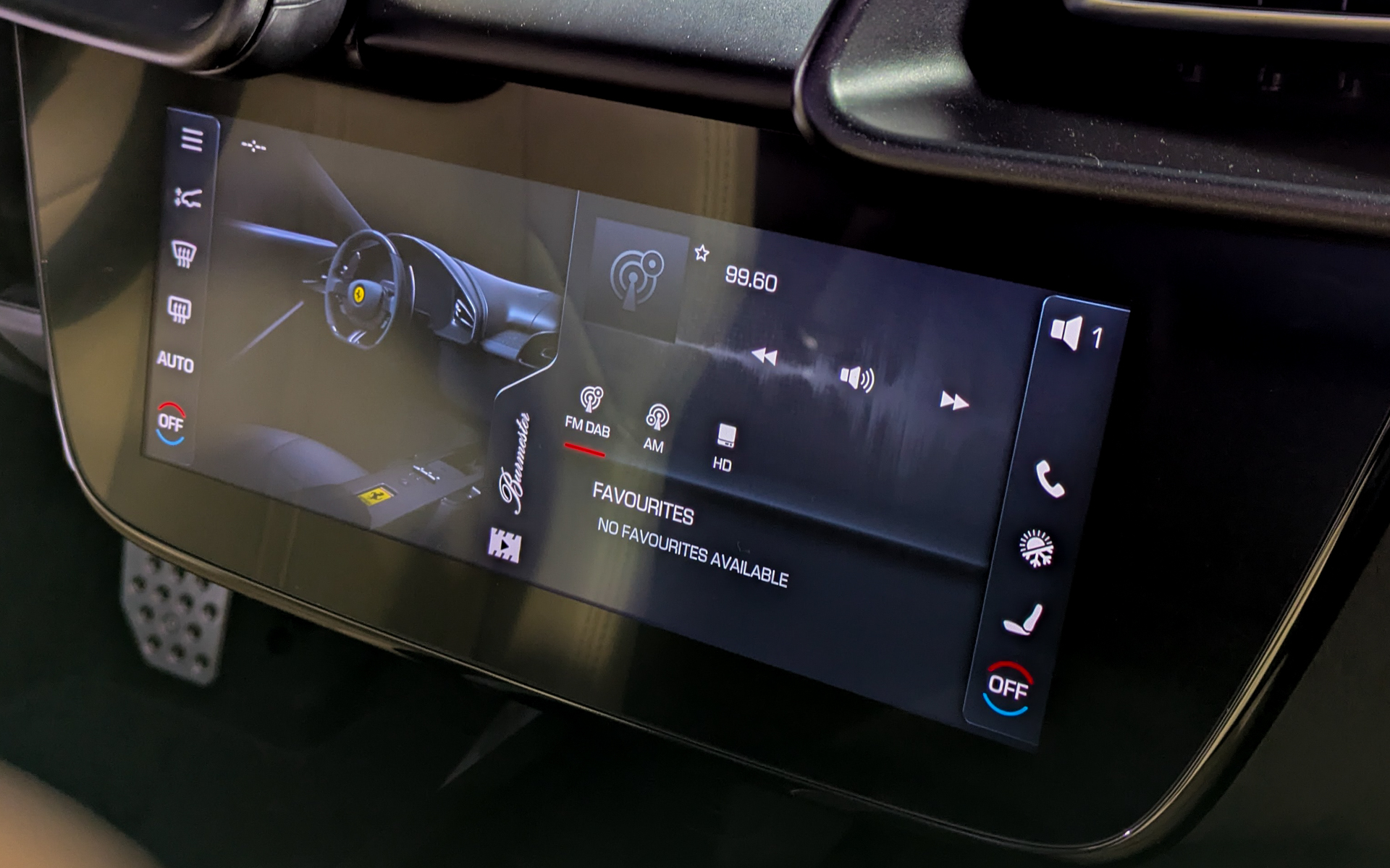 中央には10.25インチディスプレイを備える