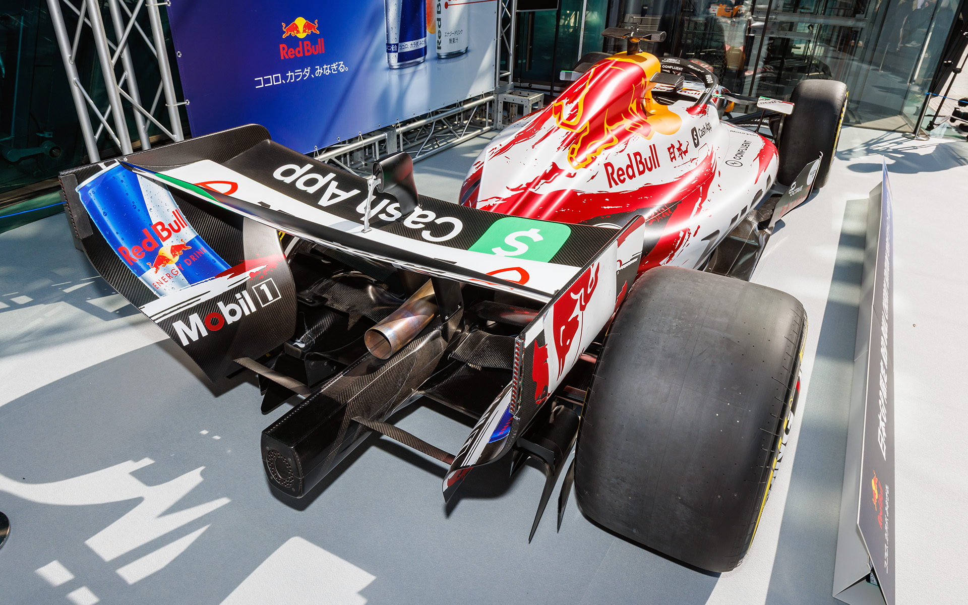 レッドブル・エナジードリンク チェリーエディションの世界観を反映した特別リバリー。日本GP限定デザインとして書道家の青柳美扇氏とコラボレーションしており、「日本」「チェリーエディション」「翼をさずける」の文字が随所にあしらわれている