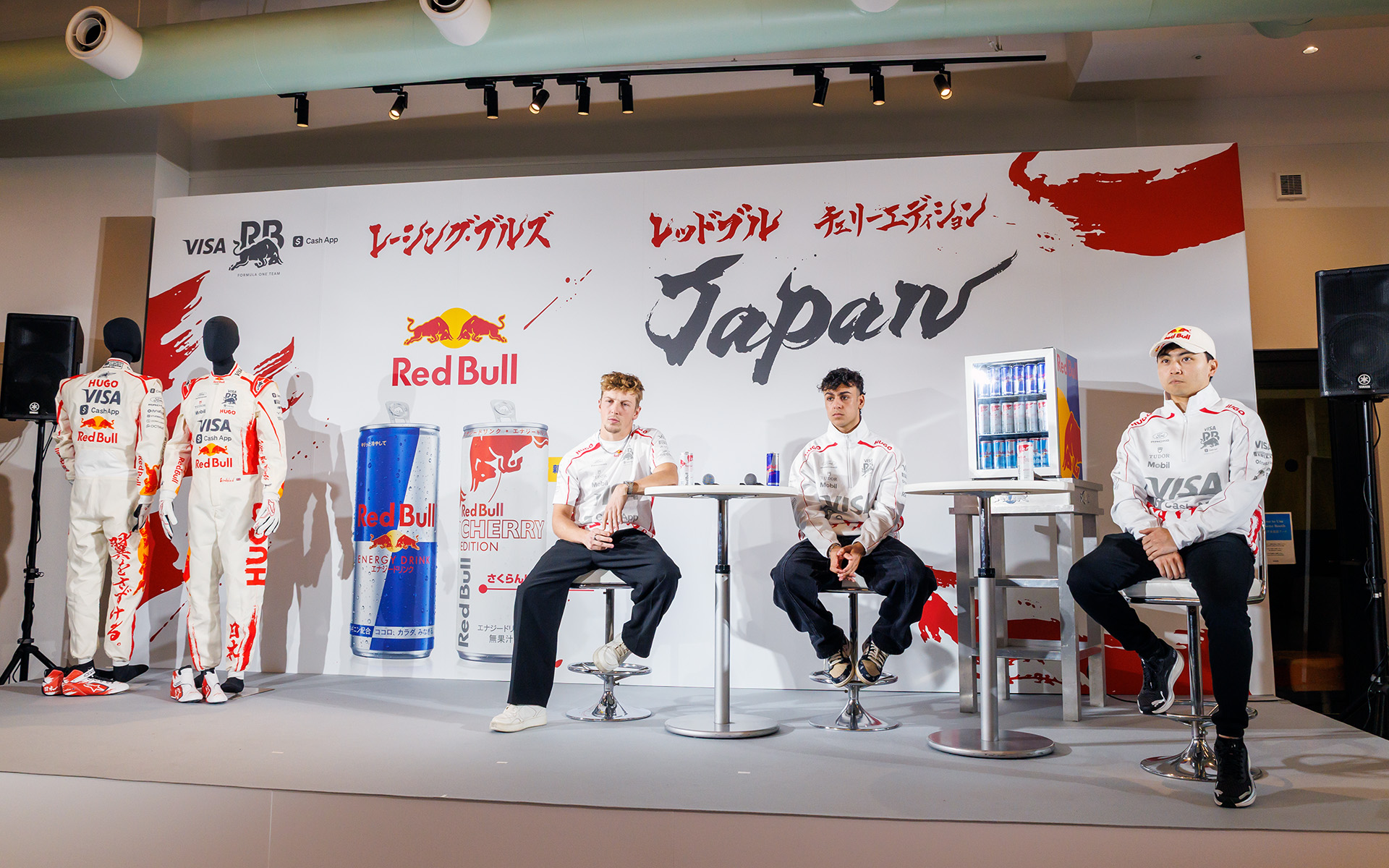 壇上もレッドブル・エナジードリンク チェリーエディションの世界観を反映したものとなっていた