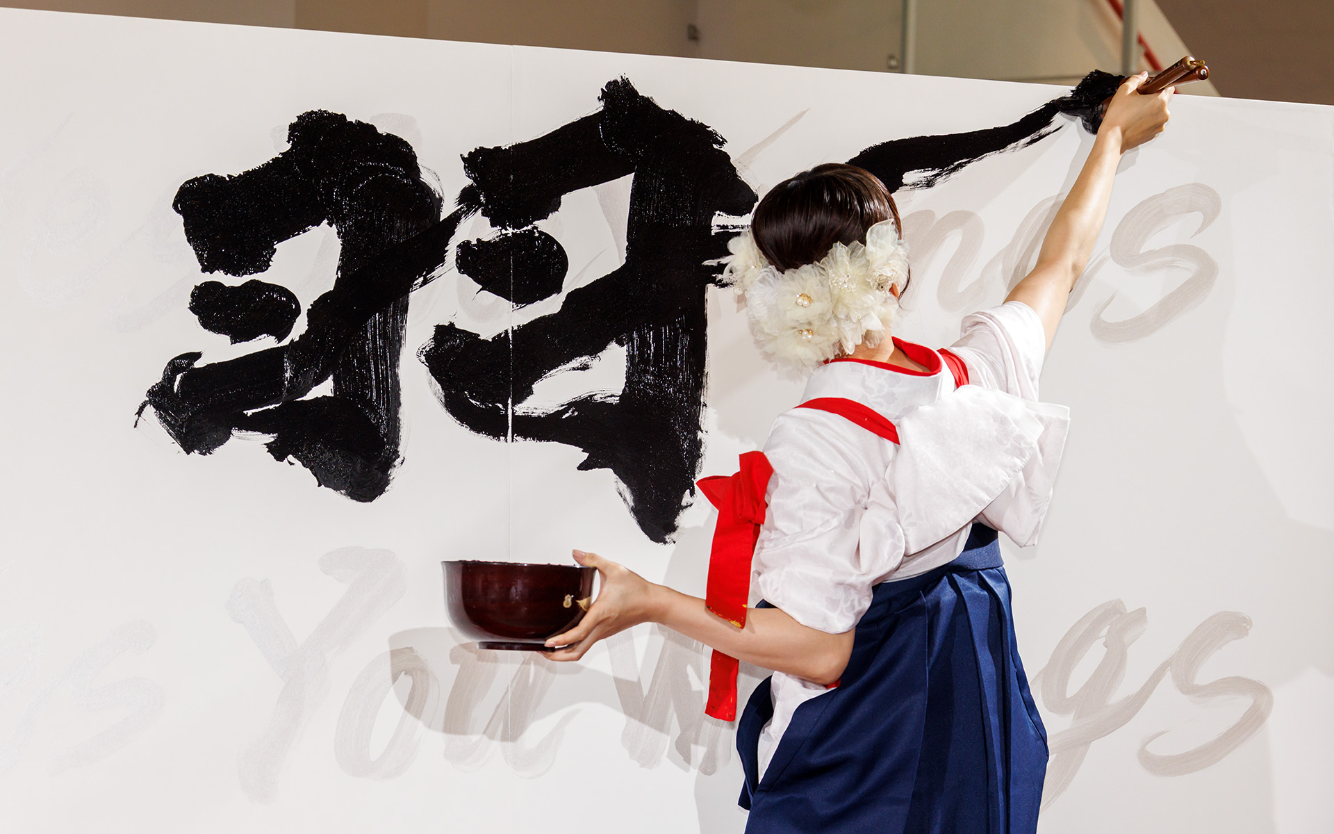 翼の文字を書き上げてゆく