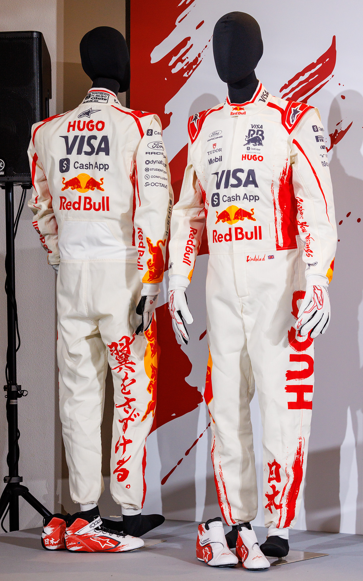 スペシャルリバリーに合わせたレーシングスーツが公開された