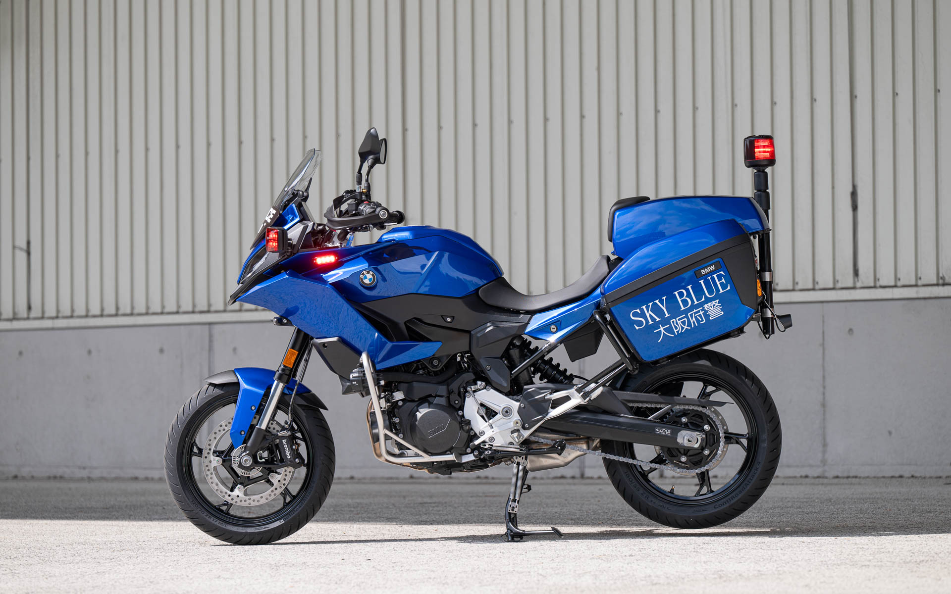 納入されるF 900 XRは、大阪府警察の「スカイブルー隊」専用パトロールバイクとして、ブルーのカラーリングが施される