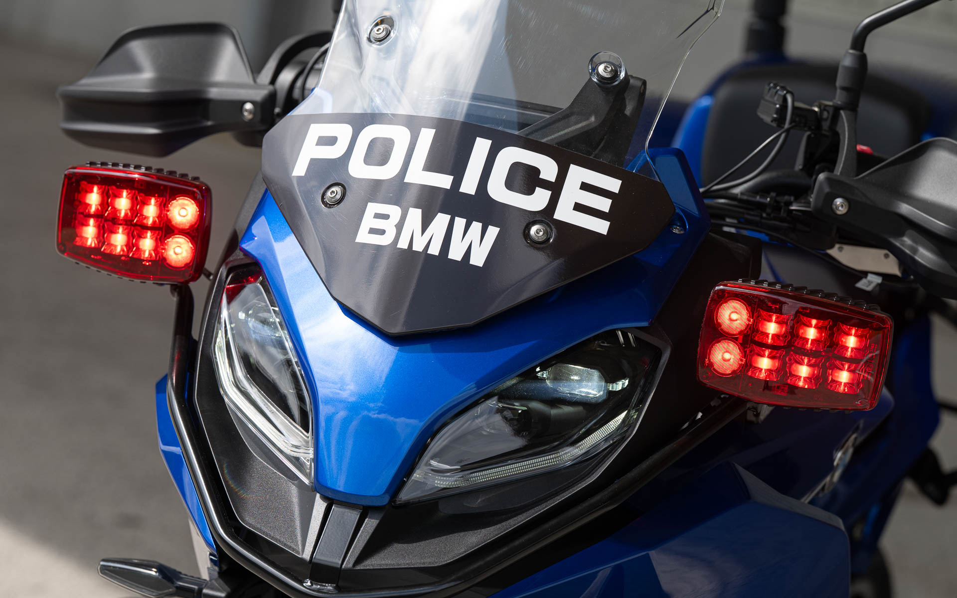 納入されるF 900 XRは、大阪府警察の「スカイブルー隊」専用パトロールバイクとして、ブルーのカラーリングが施される