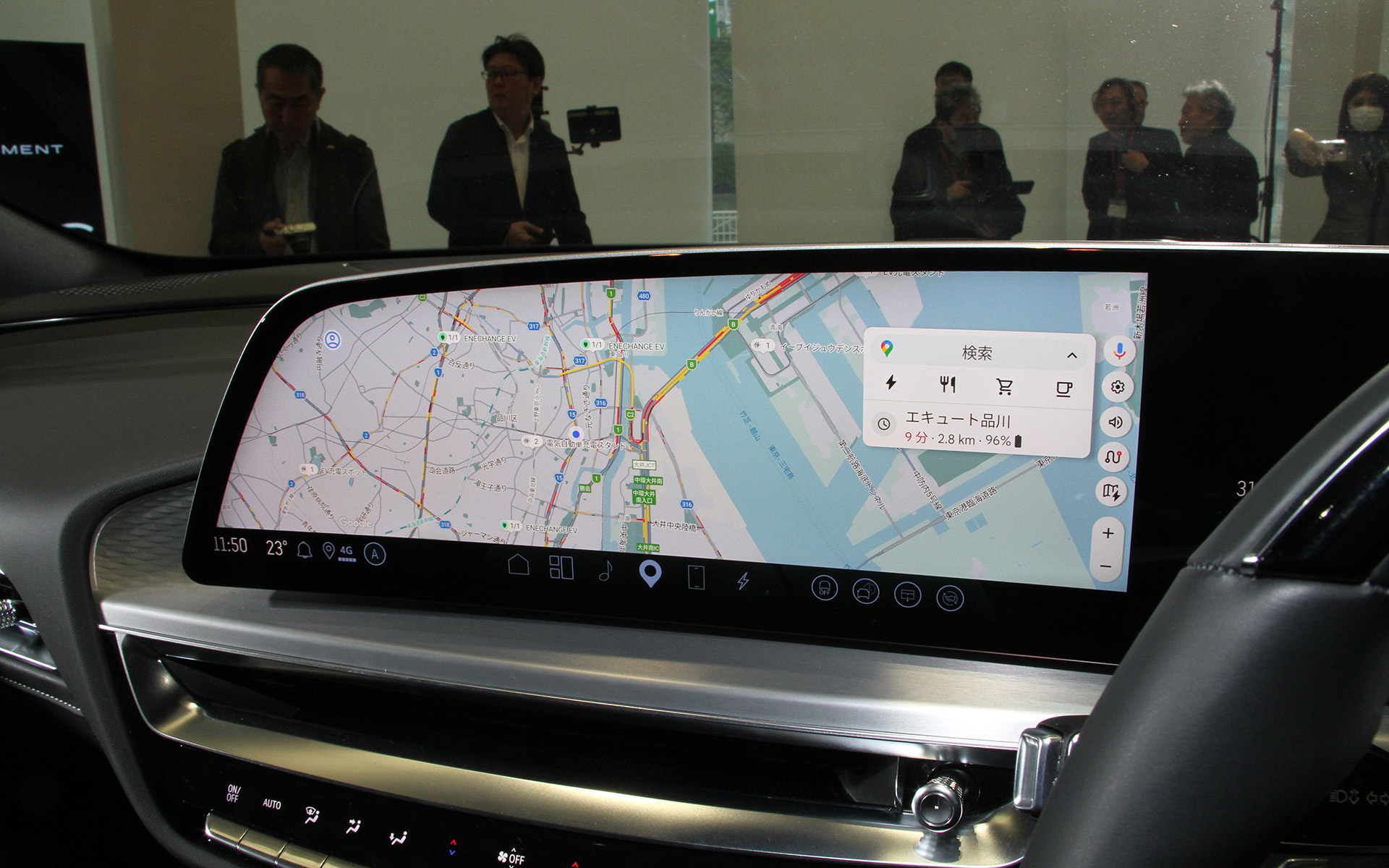 インテリアでは対角33インチの大型LEDディスプレイをはじめ、ステアリングホイール中央の“V”バッヂ、ステアリングアームに赤く輝くVモードボタン、レーザーアブレーション加工が施されたステアリング下部の装飾やアルミニウム製のパドルなどを装備