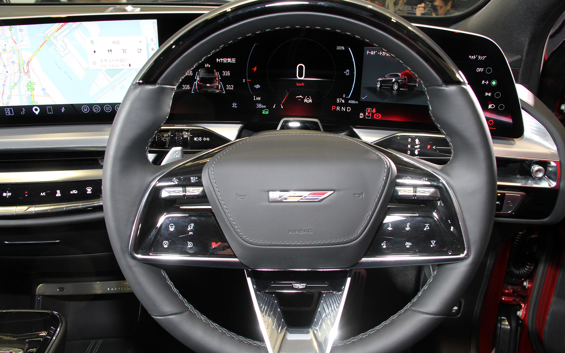 インテリアでは対角33インチの大型LEDディスプレイをはじめ、ステアリングホイール中央の“V”バッヂ、ステアリングアームに赤く輝くVモードボタン、レーザーアブレーション加工が施されたステアリング下部の装飾やアルミニウム製のパドルなどを装備