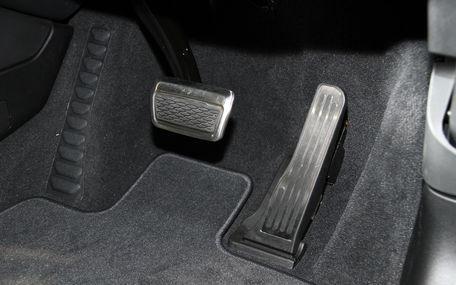 インテリアでは対角33インチの大型LEDディスプレイをはじめ、ステアリングホイール中央の“V”バッヂ、ステアリングアームに赤く輝くVモードボタン、レーザーアブレーション加工が施されたステアリング下部の装飾やアルミニウム製のパドルなどを装備