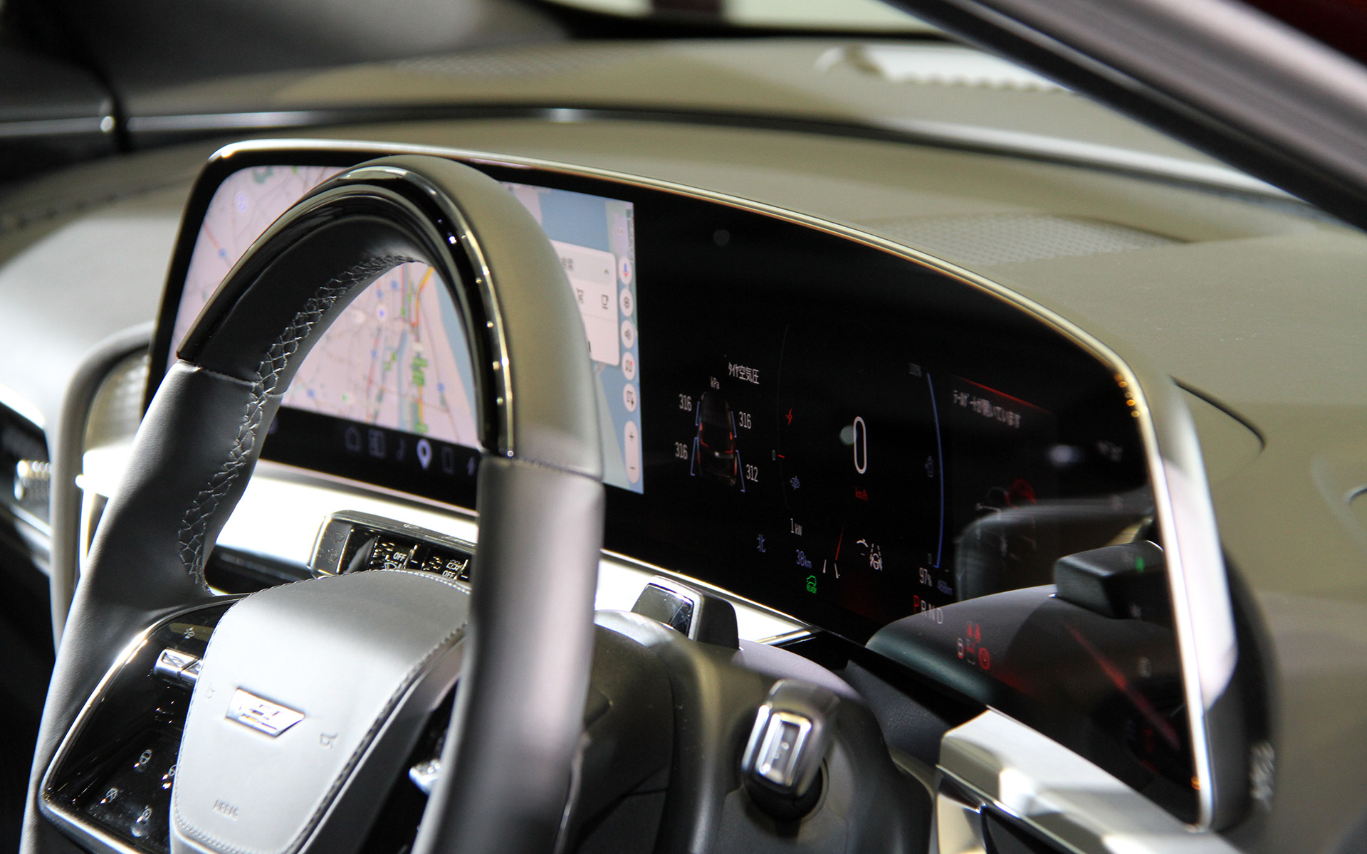 インテリアでは対角33インチの大型LEDディスプレイをはじめ、ステアリングホイール中央の“V”バッヂ、ステアリングアームに赤く輝くVモードボタン、レーザーアブレーション加工が施されたステアリング下部の装飾やアルミニウム製のパドルなどを装備