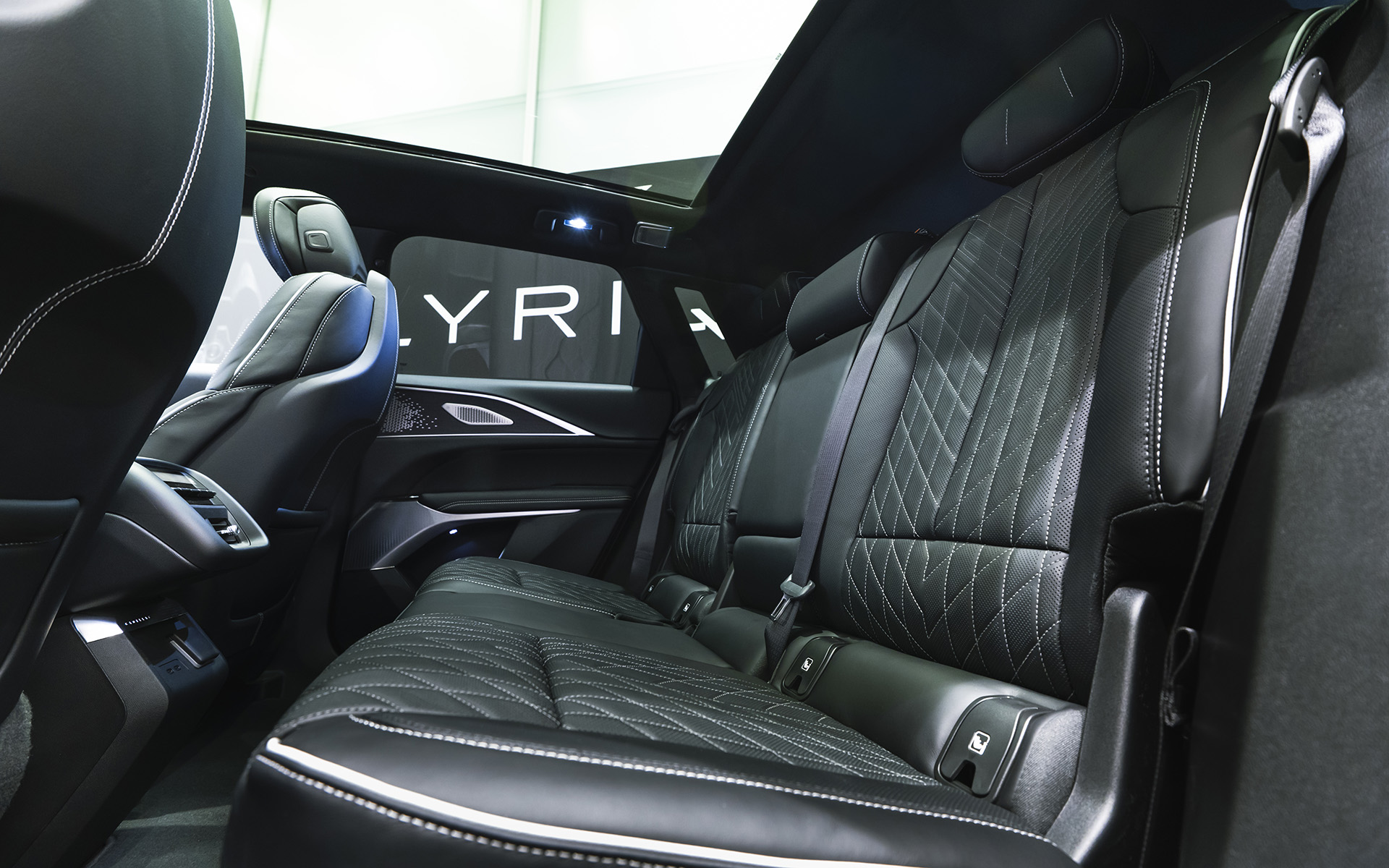 インテリアでは対角33インチの大型LEDディスプレイをはじめ、ステアリングホイール中央の“V”バッヂ、ステアリングアームに赤く輝くVモードボタン、レーザーアブレーション加工が施されたステアリング下部の装飾やアルミニウム製のパドルなどを装備