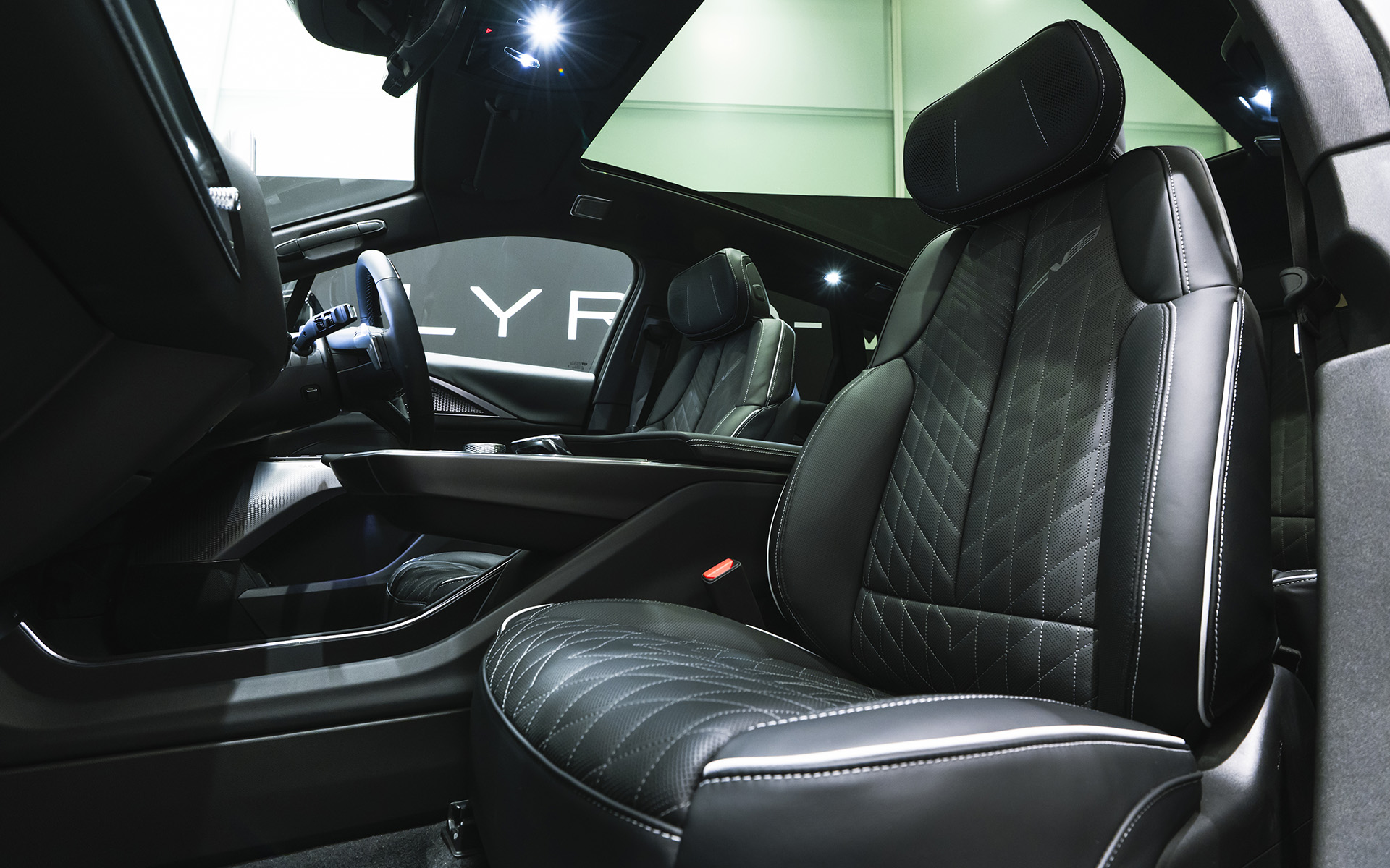 インテリアでは対角33インチの大型LEDディスプレイをはじめ、ステアリングホイール中央の“V”バッヂ、ステアリングアームに赤く輝くVモードボタン、レーザーアブレーション加工が施されたステアリング下部の装飾やアルミニウム製のパドルなどを装備