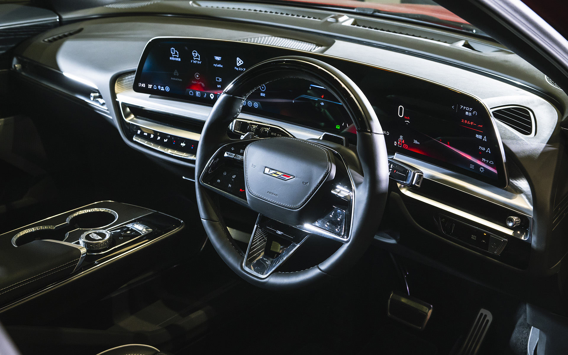 インテリアでは対角33インチの大型LEDディスプレイをはじめ、ステアリングホイール中央の“V”バッヂ、ステアリングアームに赤く輝くVモードボタン、レーザーアブレーション加工が施されたステアリング下部の装飾やアルミニウム製のパドルなどを装備