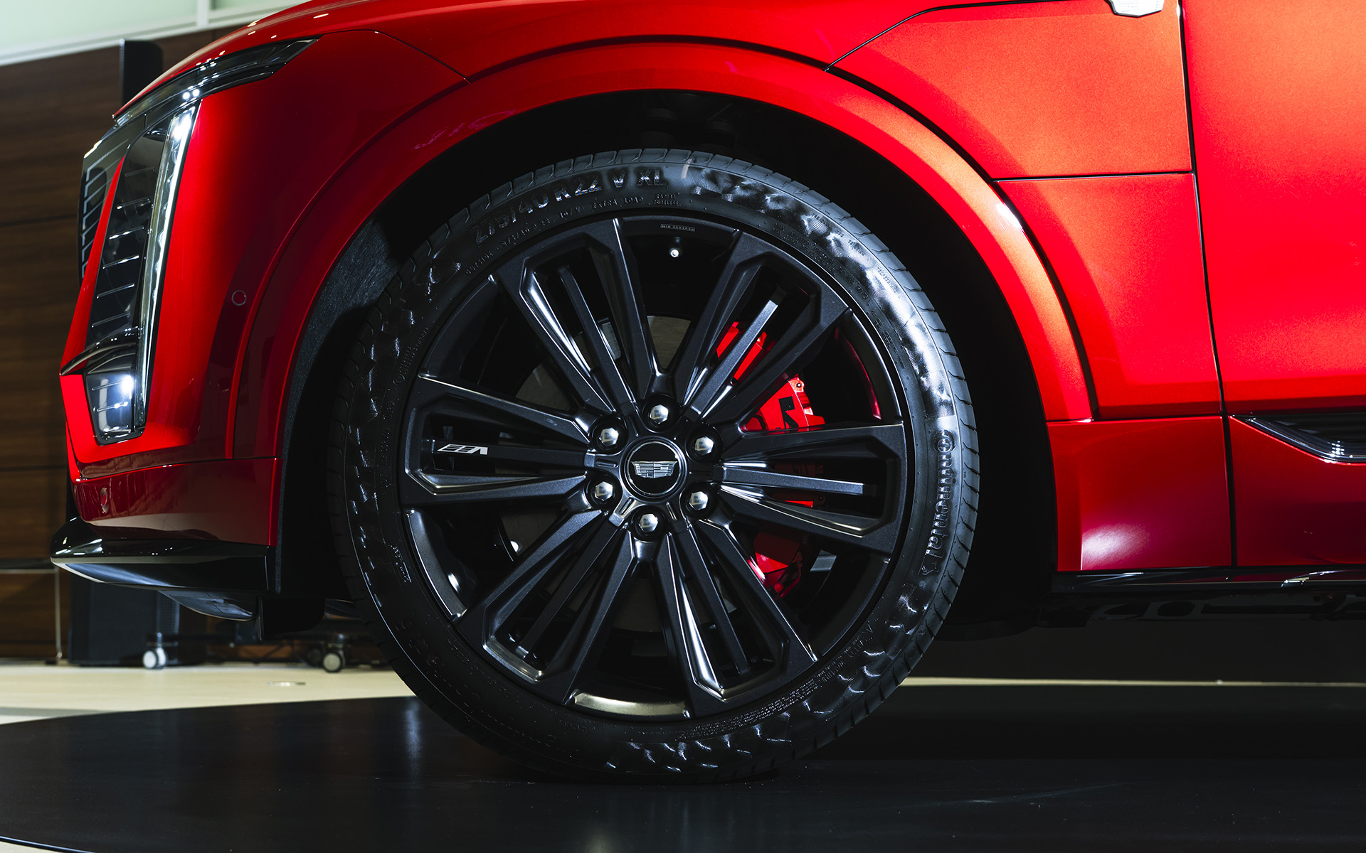 22インチの大径ホイールを採用。専用にセットアップされたマルチリンクサスペンションが与えられるとともに、フロントのブレーキシステムにはブレンボの6ピストンキャリパーを標準装備