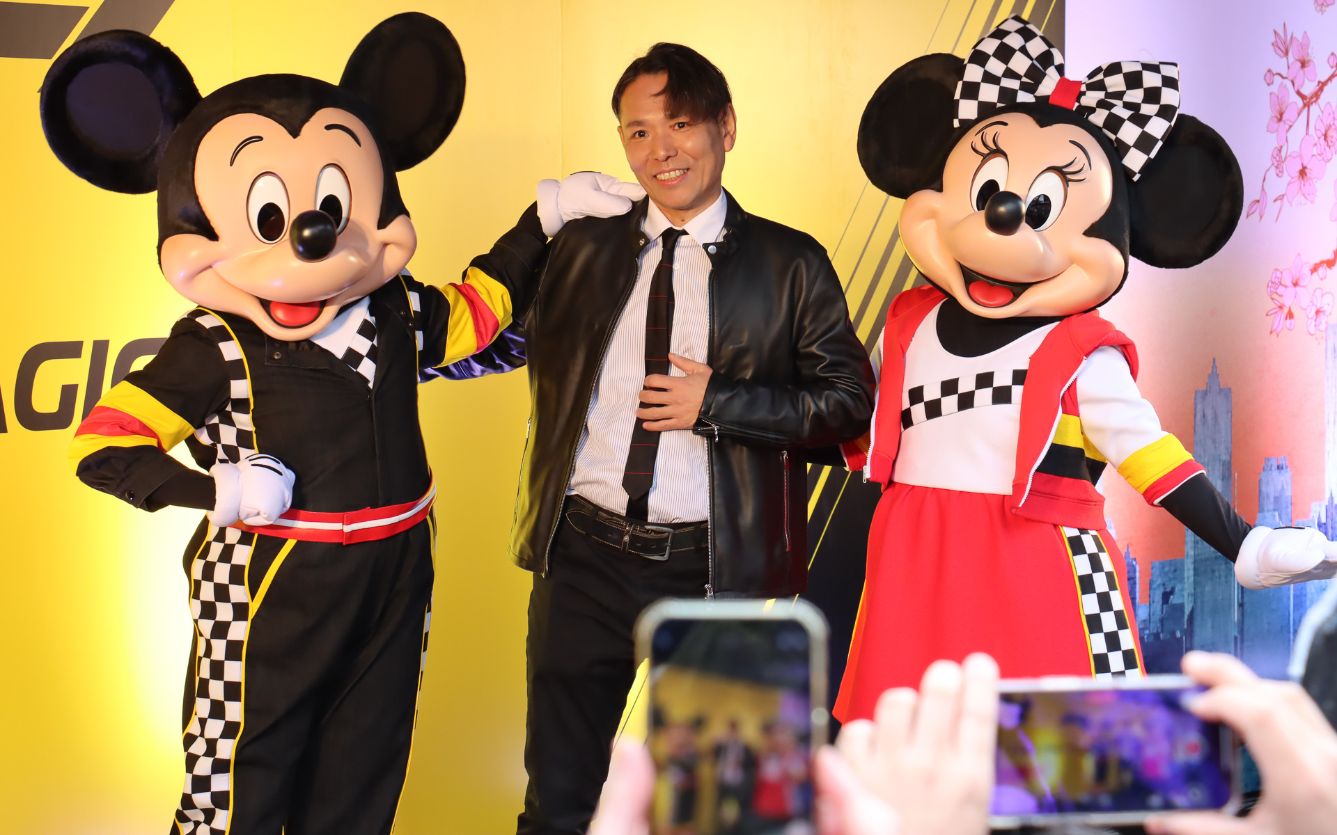 ミッキー＆ミニーと並んでフォトセッションに臨むウォルト・ディズニー・ジャパン株式会社 ブランド・コマーシャリゼーション ゼネラルマネージャー 兼田裕之氏