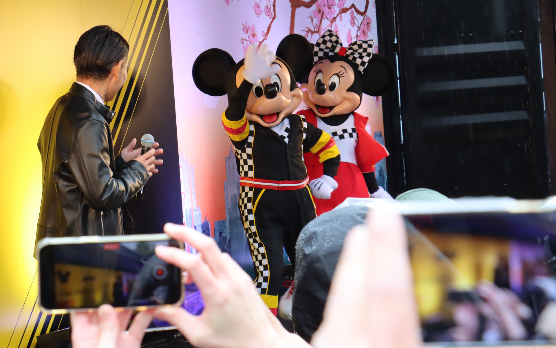 特別な衣装に身を包んだミッキー＆ミニーの姿を多くのファンが撮影していた