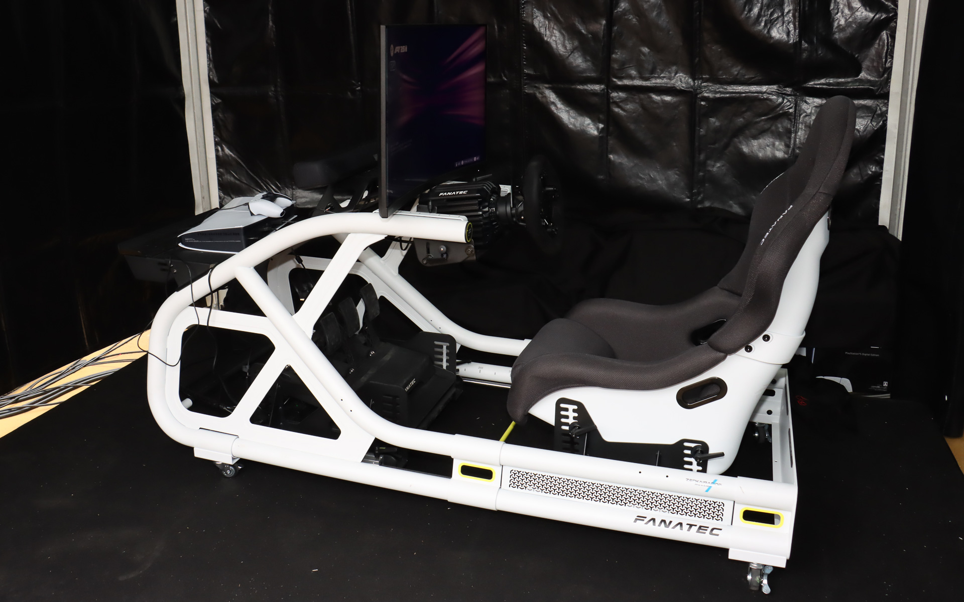 本格的なシミュレーターを使い、鈴鹿サーキットをフォーミュラマシンで走行してF1ドライバーの気分を味わえる「レーシングシミュレーター」