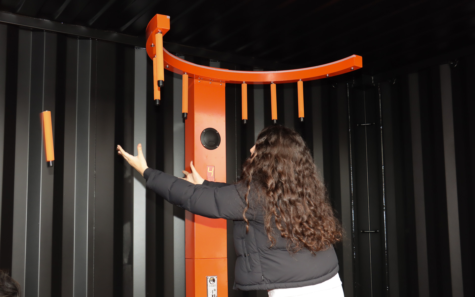 F1ドライバーも走行前に集中力や反射神経を研ぎ澄ませるために利用しているという「スティックチャレンジ」の体験コーナー