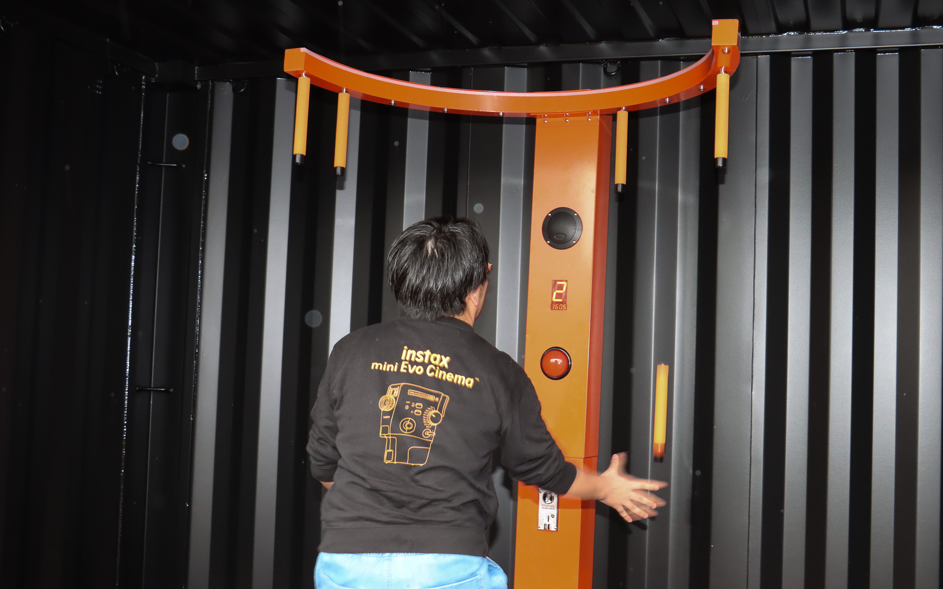 F1ドライバーも走行前に集中力や反射神経を研ぎ澄ませるために利用しているという「スティックチャレンジ」の体験コーナー