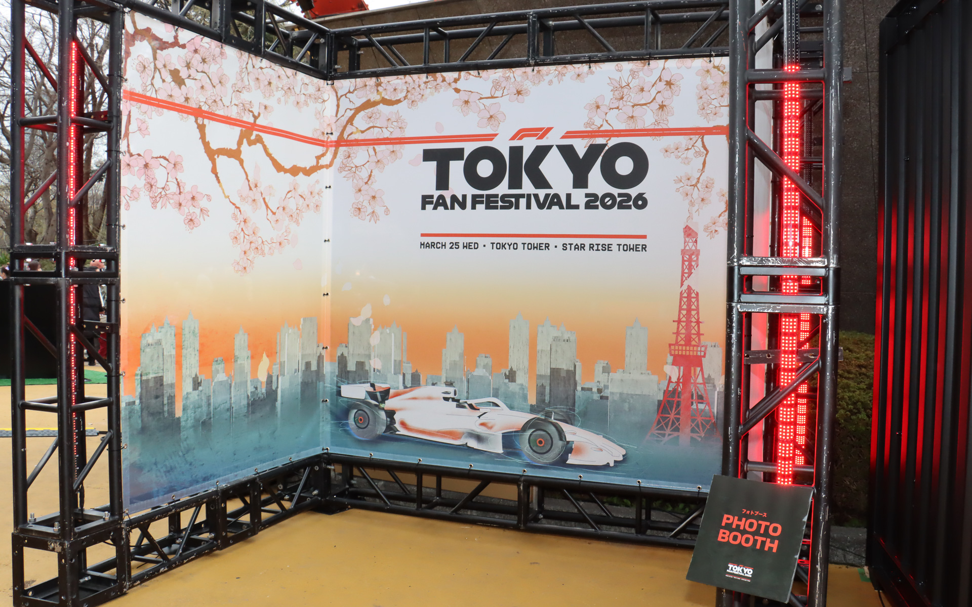 記念写真の撮影を盛り上げてくれる「オリジナルフォトブース」