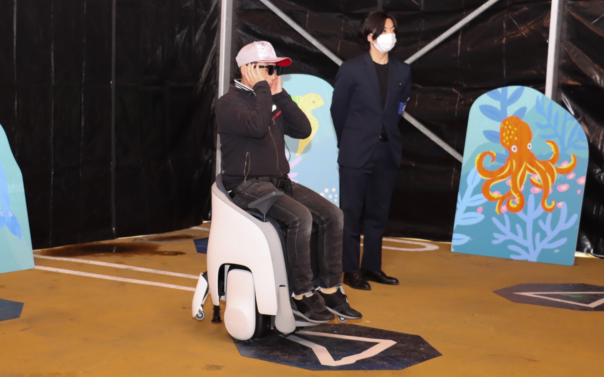 本田技研工業のハンズフリーパーソナルモビリティ「UNI-ONE（ユニワン）」の試乗エリアも展開。ARグラス装着して「海中探査」をバーチャル体験できる
