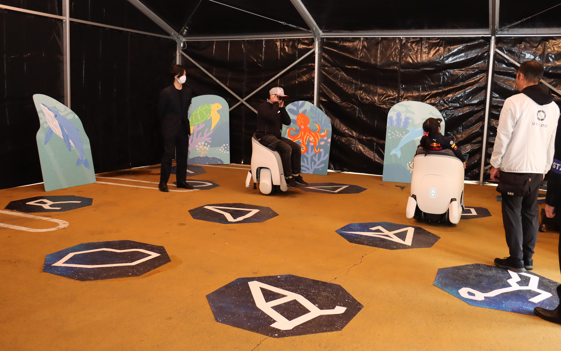 本田技研工業のハンズフリーパーソナルモビリティ「UNI-ONE（ユニワン）」の試乗エリアも展開。ARグラス装着して「海中探査」をバーチャル体験できる