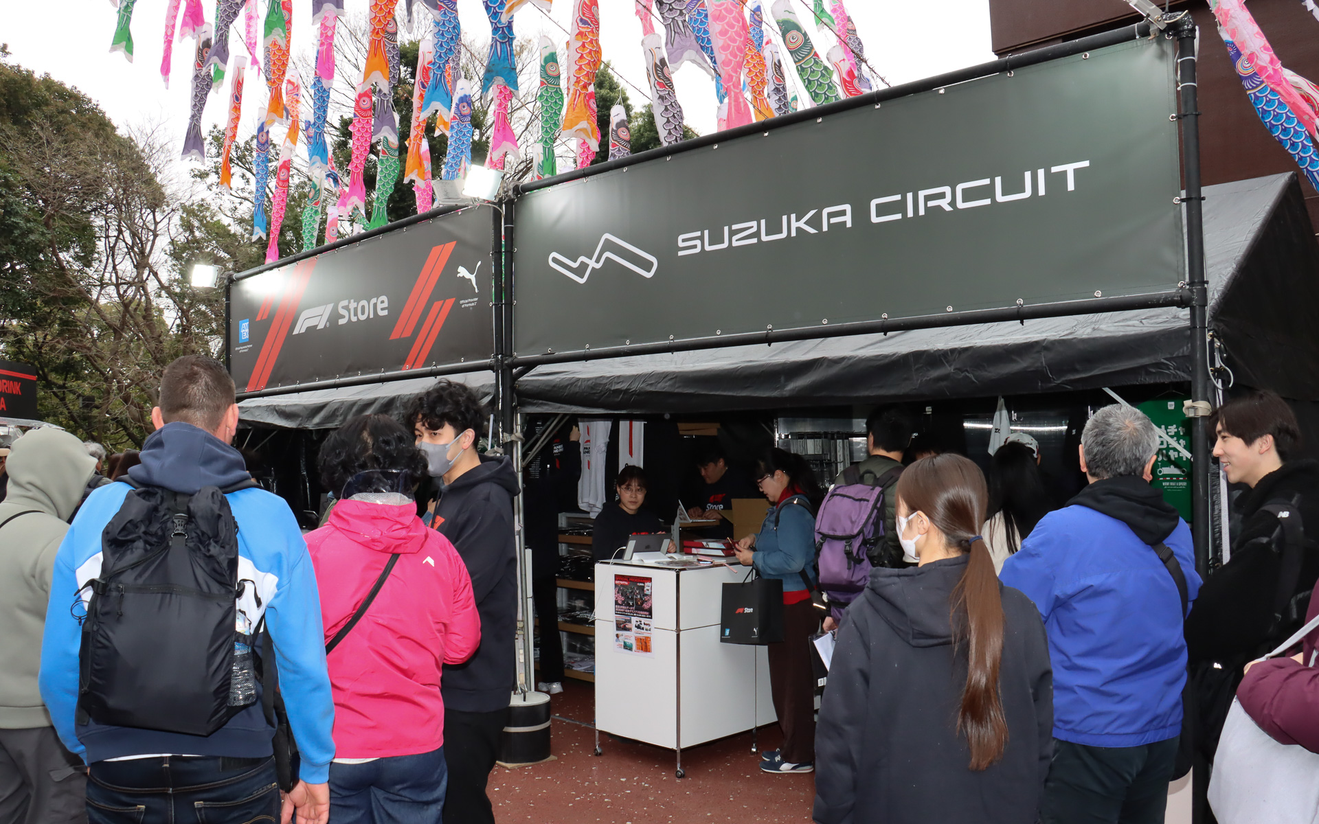 オフィシャルグッズストアでは「SUZUKA 2026」のロゴマークなどが入ったアパレル製品やお菓子などを販売