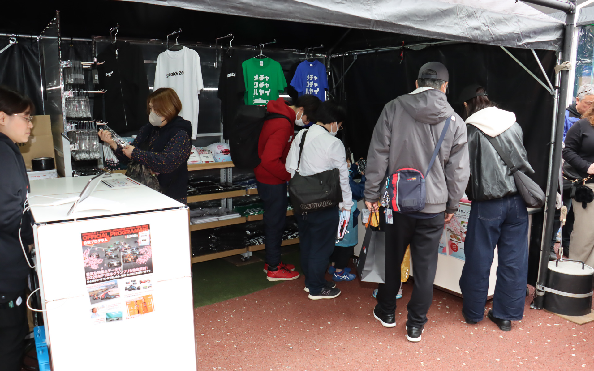オフィシャルグッズストアでは「SUZUKA 2026」のロゴマークなどが入ったアパレル製品やお菓子などを販売