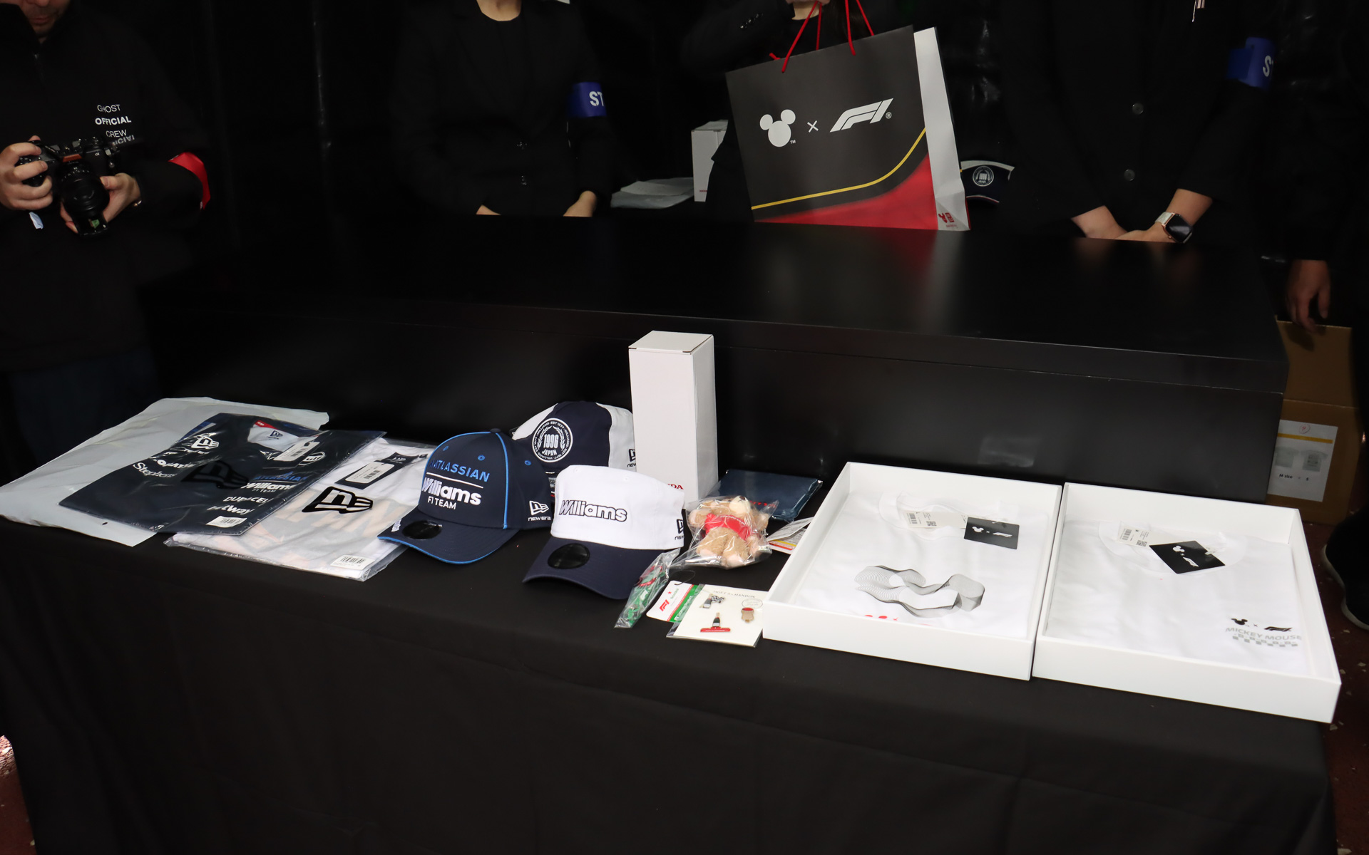 カプセル内に入っている抽選券の番号によってウェア類やキャップなどが贈られていた