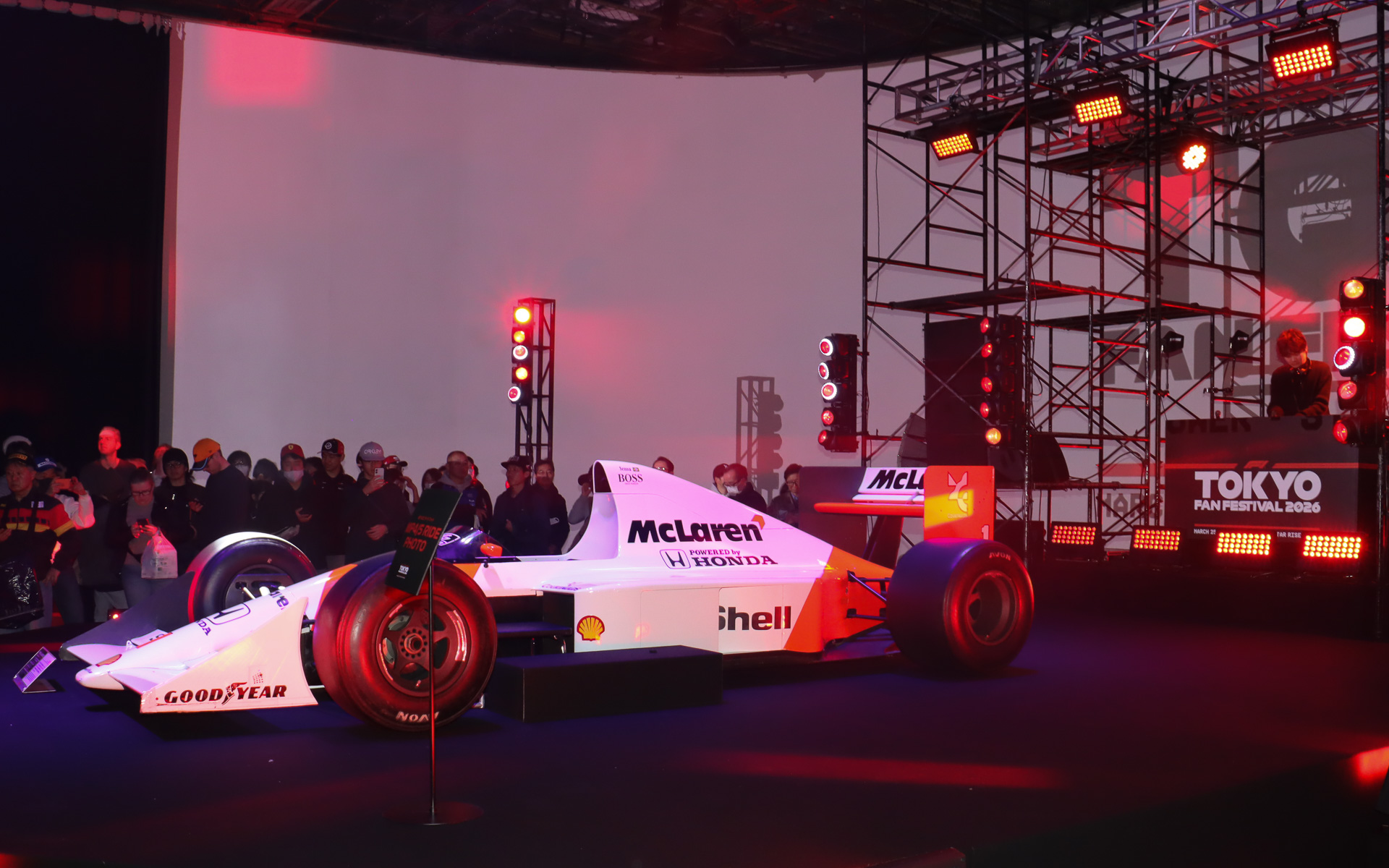 アイルトン・セナ選手やアラン・プロスト選手が活躍した「マクラーレン ホンダ MP4/5」に乗車できるまたとない機会だけに、多くの来場者が列に並んだ