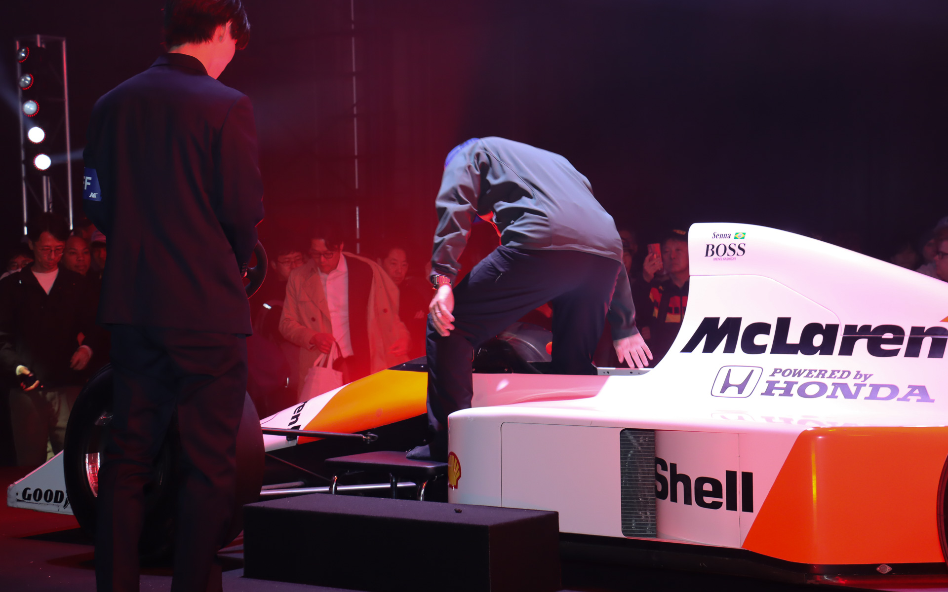 アイルトン・セナ選手やアラン・プロスト選手が活躍した「マクラーレン ホンダ MP4/5」に乗車できるまたとない機会だけに、多くの来場者が列に並んだ