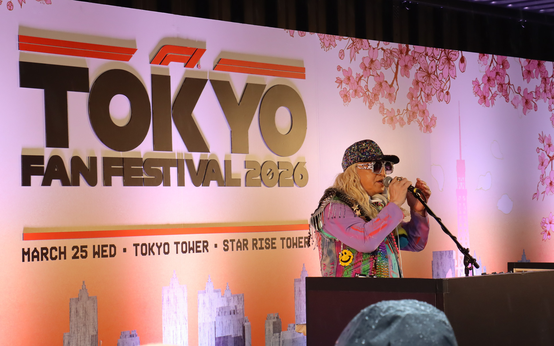 自身が師匠と仰ぐ小室哲哉さんのプロデュース楽曲などを流して会場を大いに盛り上げた