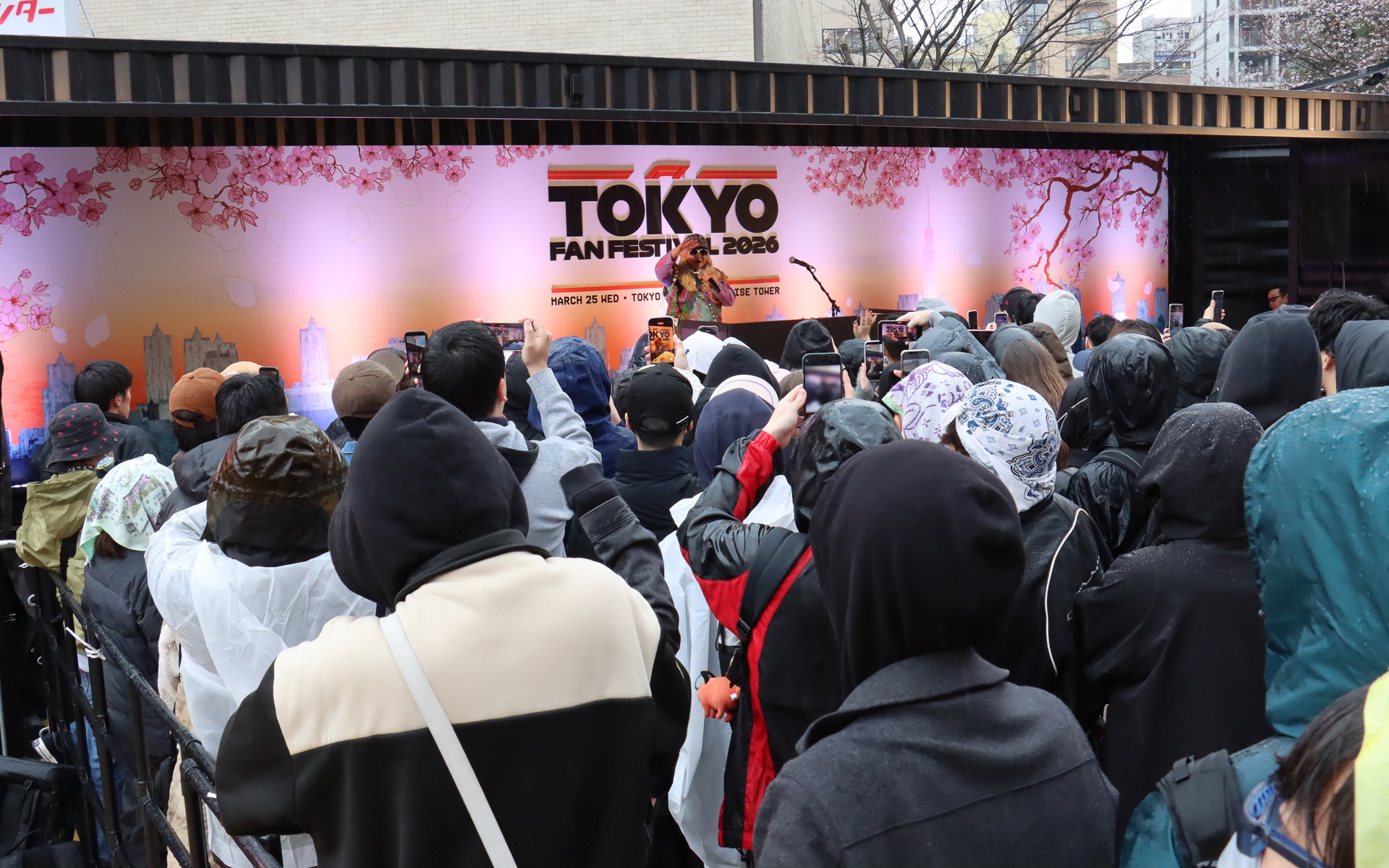 自身が師匠と仰ぐ小室哲哉さんのプロデュース楽曲などを流して会場を大いに盛り上げた