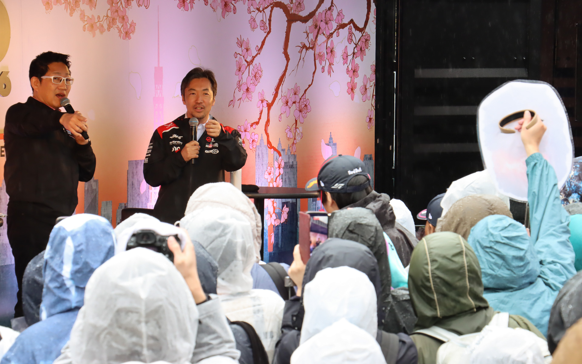 トークショーの冒頭で、ファンが持参した応援グッズのなかから小松代表の顔とゴジラを融合させたお面を見つけ「昨日のミッドタウンにも来てくれたよね」と小松代表